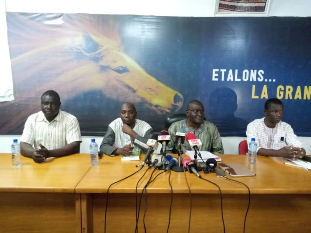 Zambendé Sawadodo et les autres membres de la commission électorale