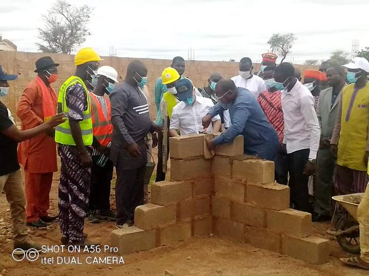 1. Alpha Barry serre les premiers joints du bâtiment